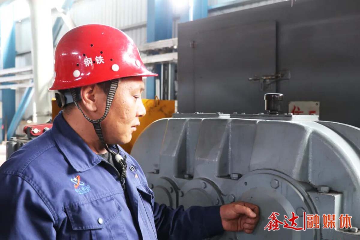 Xinda Story: Han Wang: His eyes patrol the belt with concentration, and his steps in the material yard with dedication!