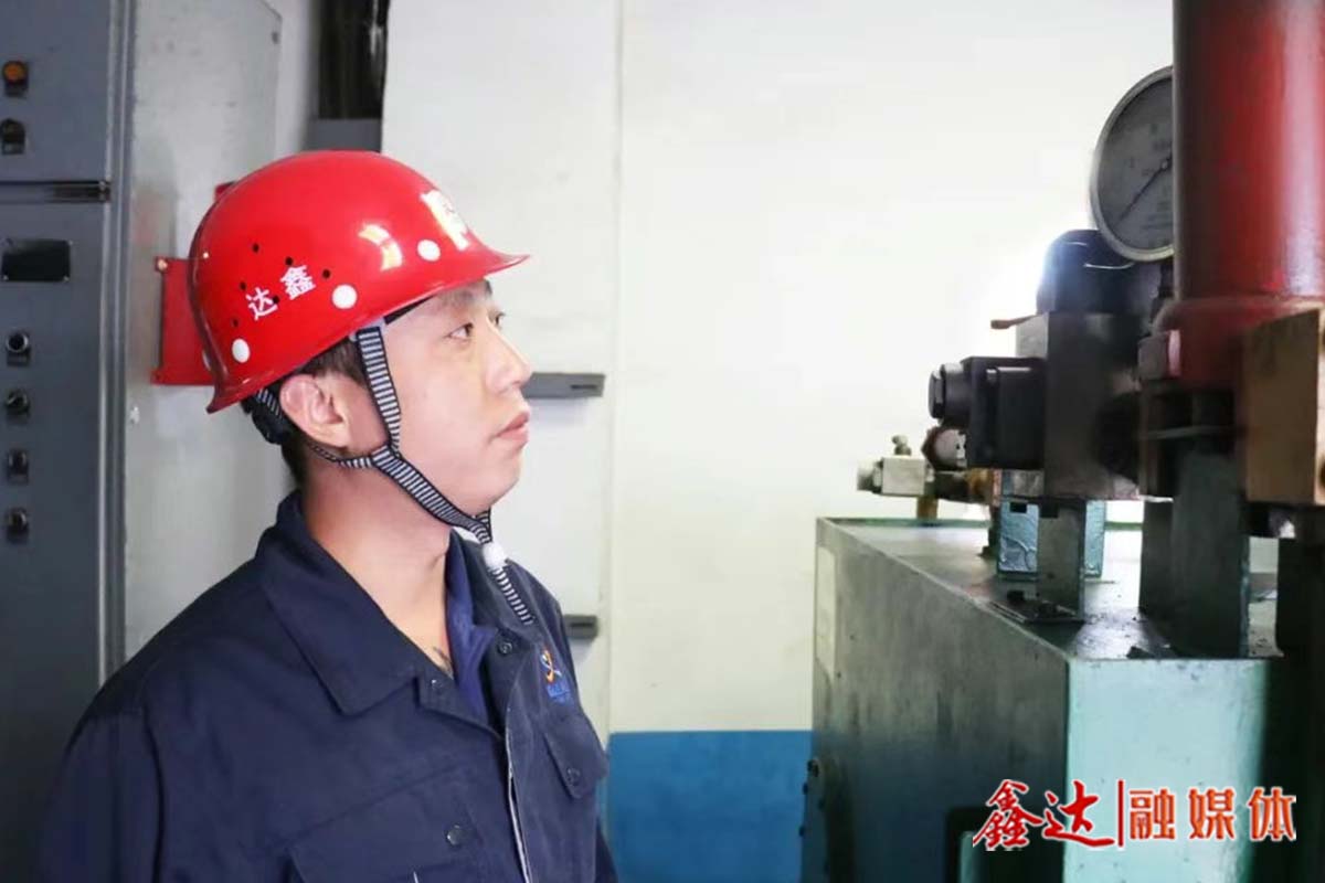 Xinda Story: Shen Zheng: With a Heart Full of Noble Spirit, He Controls the Wind; Drenched in Sweat, He wears a green robe, His Soul is cast!